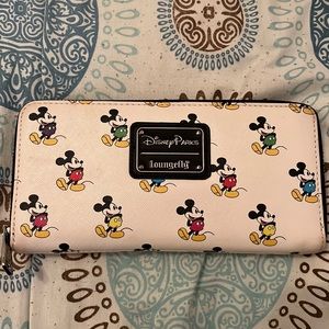 Lounge-fly Disney wallet!